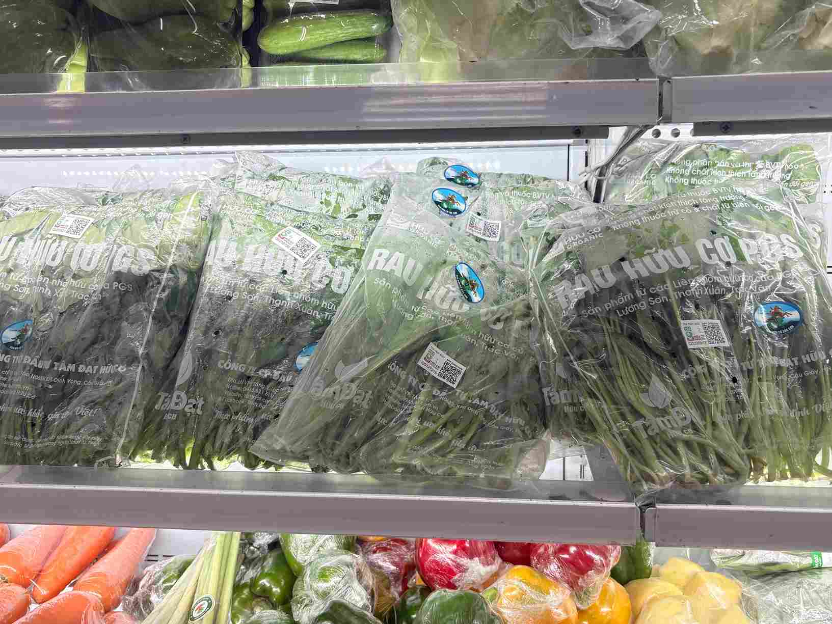 Ha Noi trien khai ma vach dien tu, cho phep minh bach thong tin tu khau san xuat den tieu thu, giup nguoi tieu dung de dang kiem chung nguon goc thuc pham. Anh: Phuong Anh.