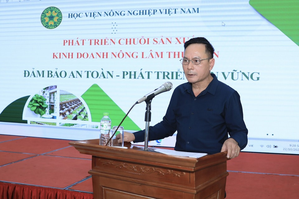 Ong Nguyen Thanh Trung, Pho Truong phong Chat luong va Phat trien thi truong cho biet, hien nay, mot so san luong nong, lam, thuy san chi moi dap ung duoc nhu cau cua 20-70% dan so Ha Noi. Anh: Quang Thai.