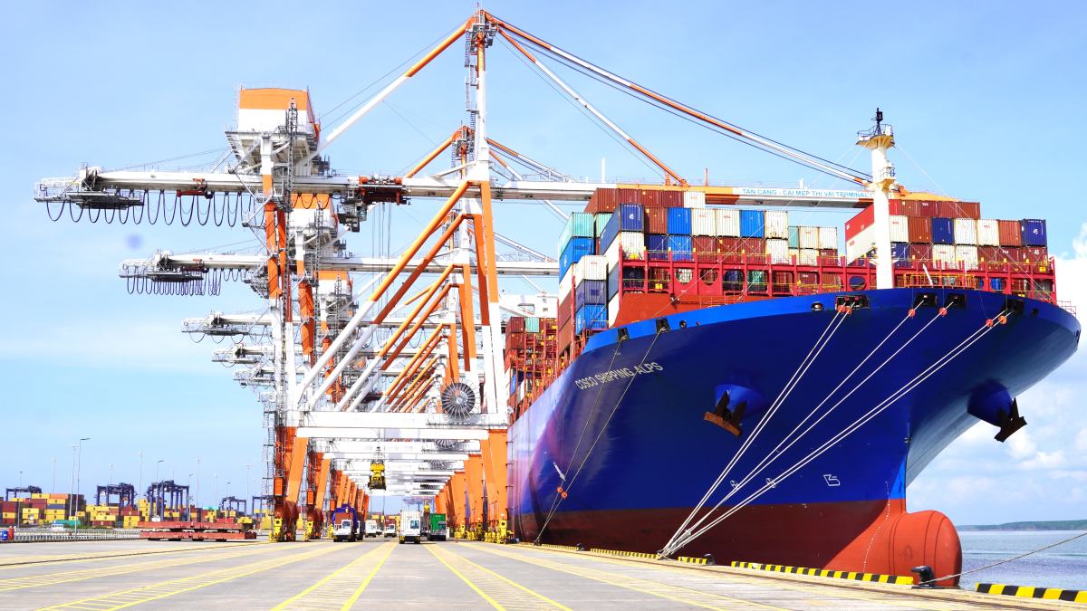 Tau container co lon vao cang bien tai khu vuc Cai Mep - Thi Vai lam hang. Anh: Thanh An