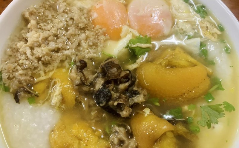 Tau Mau porridge on the Stone Plateau. Photo: Hai An