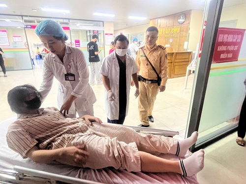 交通警察は被害者を直ちに救急治療室に搬送した。写真: クアン・フン