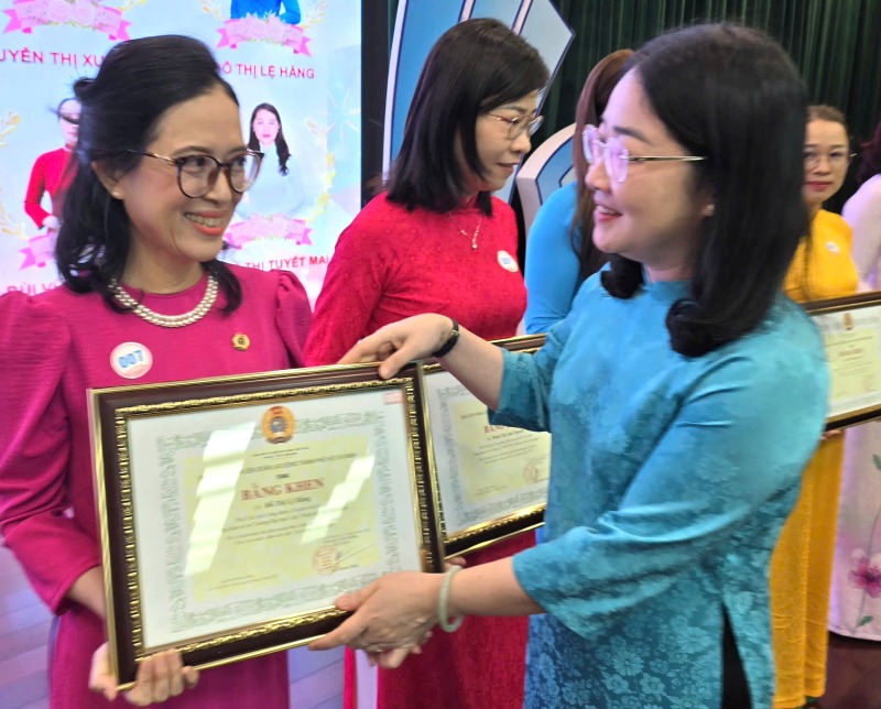 Ms. Nguyen Kim Loan - Vice President of the Ho Chi Minh City Labor Federation - presented Certificates of Merit of the Ho Chi Minh City Labor Federation to female union members and workers "Good at public affairs, good at housework". Photo: Nam Duong