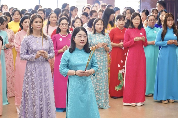 Cac can bo Cong doan va nu CNVCLD tieu bieu “Gioi viec nuoc, dam viec nha” cua TPHCM dang huong, dang hoa tuong niem Chu tich Ton Duc Thang. Anh: Duc Long