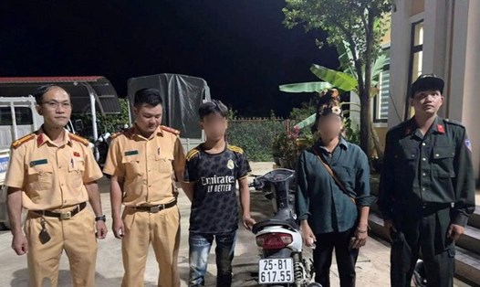 Lực lượng CSGT Sông Mã tạm giữ các thanh niên liên quan vụ mang hung khí quay clip đăng mạng xã hội, gây rối trật tự công cộng. Ảnh: CA tỉnh Sơn La