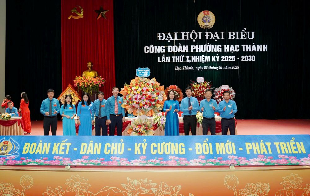 Dai dien lanh dao LDLD tinh Thanh Hoa tang hoa chuc mung Dai hoi Cong doan phuong Hac Thanh,