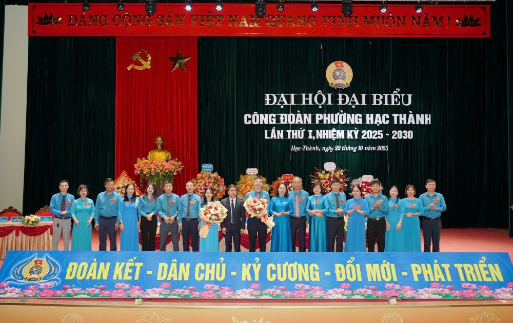 Dai dien lanh dao LDLD tinh Thanh Hoa va Dang uy phuong Hac Thanh tang hoa chuc mung Ban Chap hanh Cong doan phuong Hac Thanh, nhiem ky 2025 -2030. Anh: Quach Du