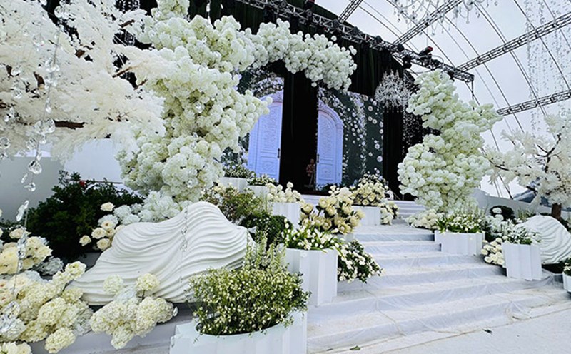 wedding flowers at the wedding hall of Son Hai Group's young master's family. Photo: Cong Sang