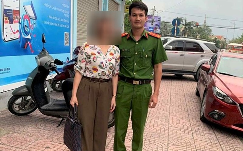 Captain Nguyen Huu Dung (Minh Chau Commune Police, Nghe An) returned 500 million VND to the person who transferred the money by mistake. Photo: Minh Chau Commune Police