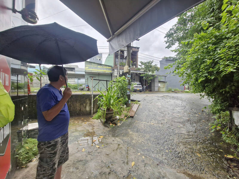 Residential areas in Hoa Khanh ward (Da Nang) have road surfaces higher than house floors. Photo: Thu Giang