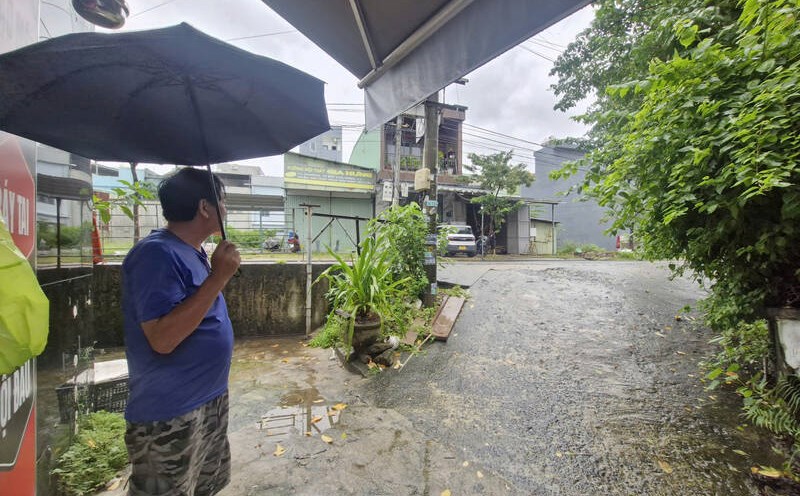 La zona residencial en el barrio de Hoa Khanh (Da Nang) tiene una superficie de carretera mas alta que la base de la casa. Foto: Thu Giang