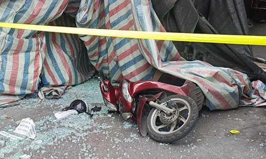 Miếng bê tông từ ngôi nhà đang phá dỡ ở Hà Nội văng ra trúng người đi đường. Ảnh: Thế Kỷ