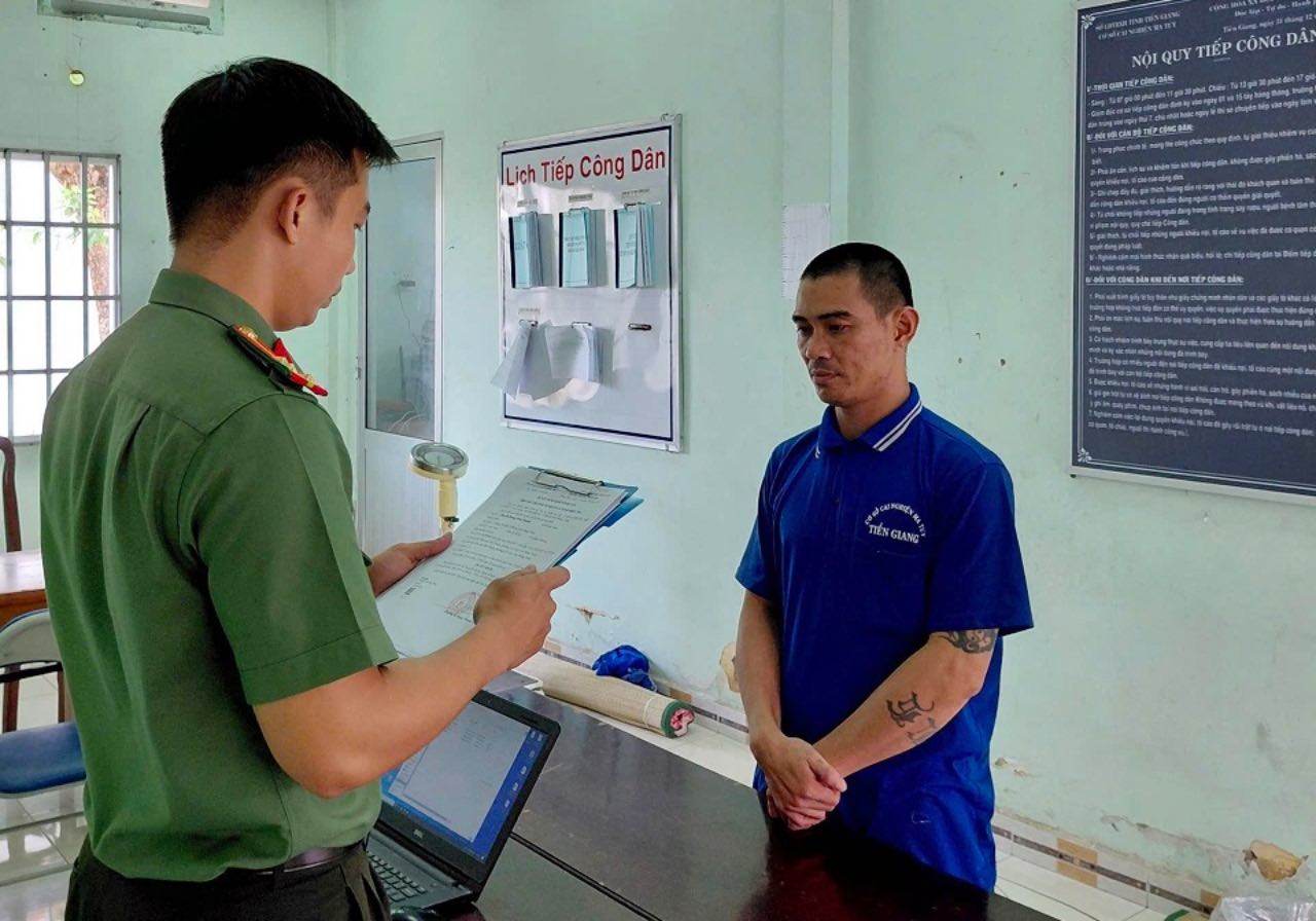 The Investigation Security Agency of Dong Thap Provincial Police issued a Decision to prosecute Nguyen Hoang Minh Khanh for the act of "Illegal possession of military weapons". Photo: Dong Thap Provincial Police