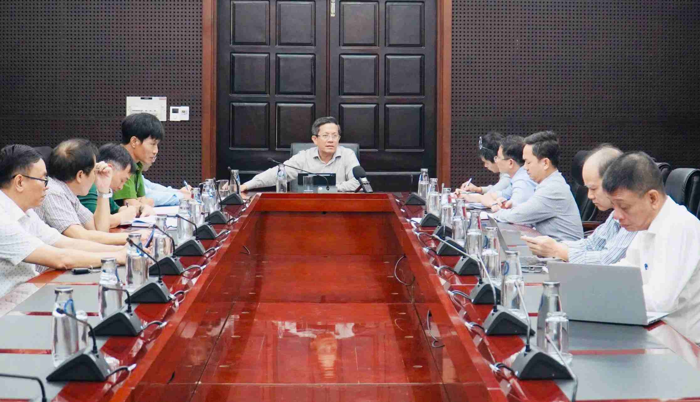 Phó Chủ tịch UBND thành phố Đà Nẵng Trần Nam Hưng chủ trì cuộc họp sáng 22.10, không có chỉ đạo cho nghỉ làm, dừng chợ hay cấm dân ra đường. Ảnh: An Thượng
