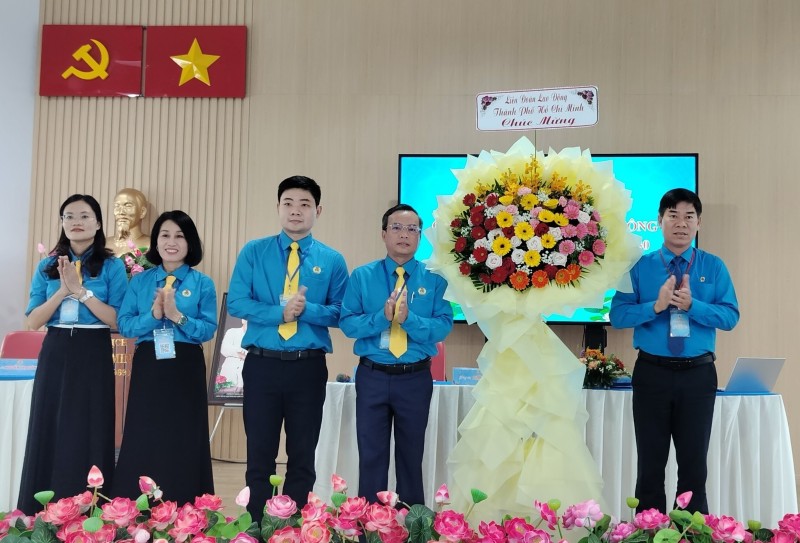 Mr. Pham Chi Tam - Vice President of the Ho Chi Minh City Labor Federation (right) presented flowers to congratulate the Binh Dong Ward Trade Union Conference for the 2025 - 2030 term. Photo: Duc Long