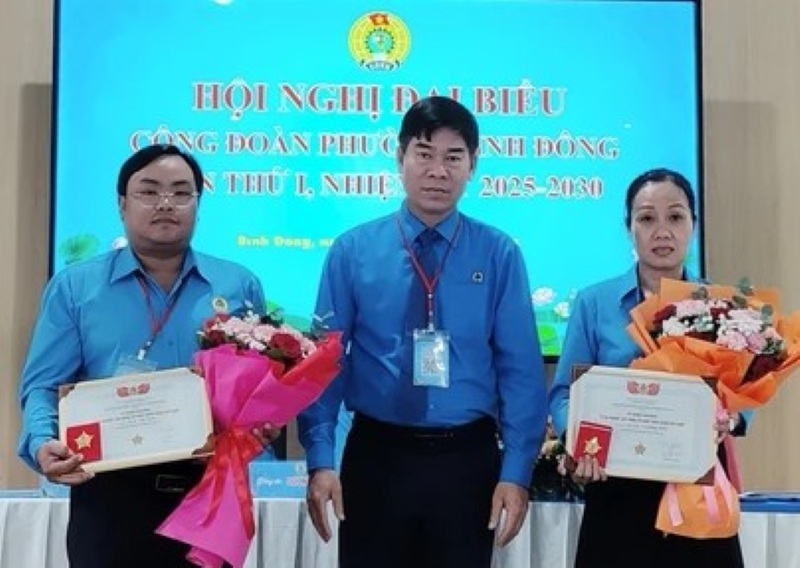 Ong Pham Chi Tam - Pho Chu tich LDLD TPHCM - trao Ky niem chuong “Vi su nghiep xay dung to chuc Cong doan” cho 2 ca nhan tieu bieu co nhieu dong gop cho hoat dong cong doan. Anh: Duc Long