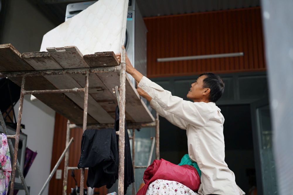 Da Nang people rent scaffolding and raise equipment to avoid flooding before storm No. 12 makes landfall. Photo: Tran Thi