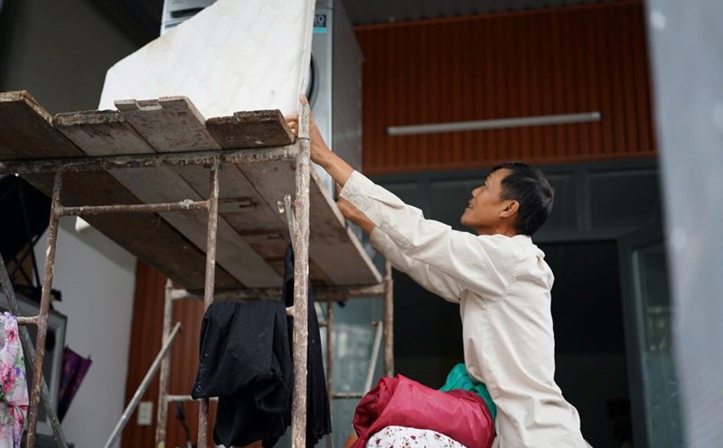 Da Nang people rent scaffolding and raise equipment to avoid flooding before storm No. 12 makes landfall. Photo: Tran Thi