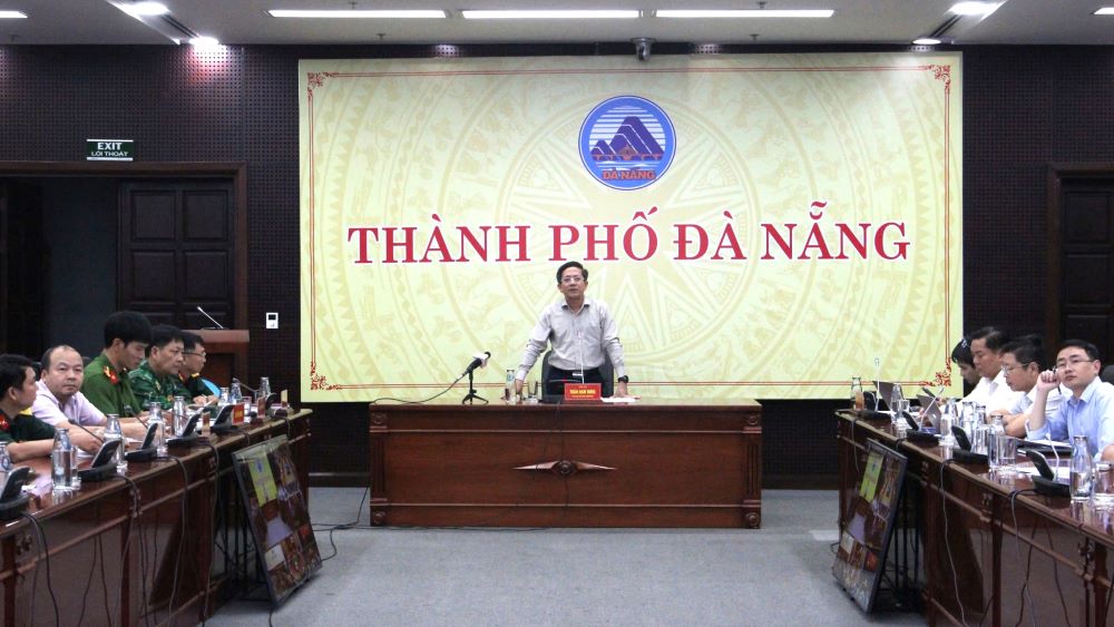 Pho Chu tich UBND TP Da Nang bao cao tai cuoc hop Ban Chi dao Phong thu dan su quoc gia truc tuyen voi cac dia phuong trien khai cong tac ung pho voi bao so 12 nam 2025 do Pho Thu tuong Chinh phu Tran Hong Ha chu tri. Anh: Tran Thi