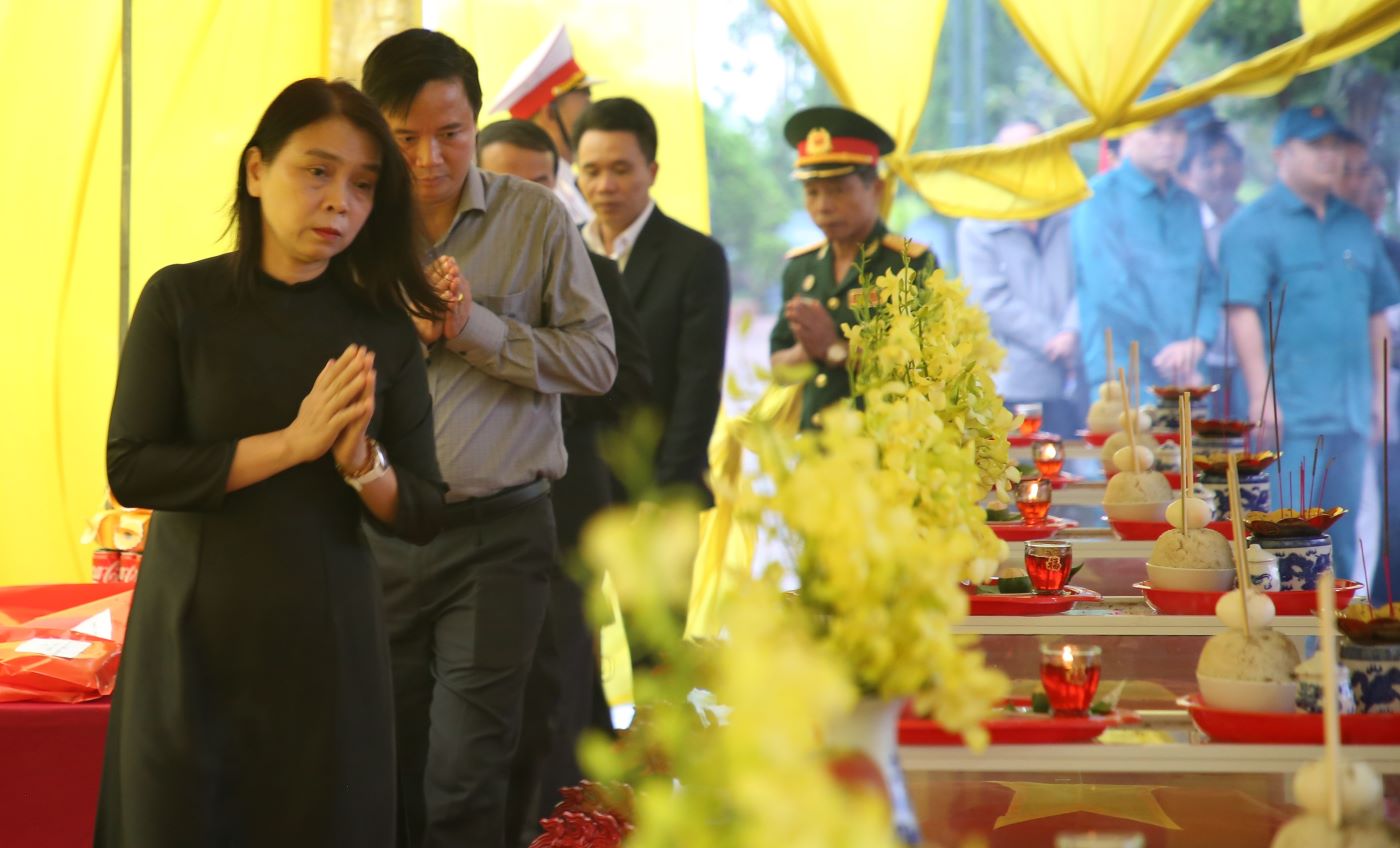 大雨の中、感動の追悼式と殉教者の遺骨の埋葬。写真: フン・トー