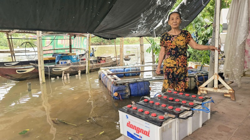 People in the flooded area of Con Thi, Da Nang City are optimistic about living with the flood. Photo: Nguyen Hoang