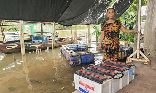 Người dân vùng rốn ngập Cồn Thị, TP.Đà Nẵng lạc quan sống chung với lũ. Ảnh: Nguyễn Hoàng