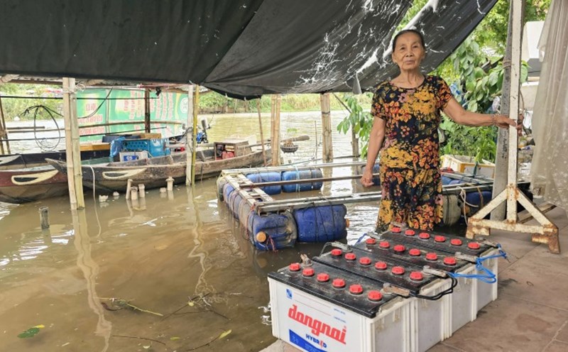 Los residentes de la zona inundada de Con Thi ciudad de Da Nang son optimistas viviendo con las inundaciones. Foto: Nguyen Hoang