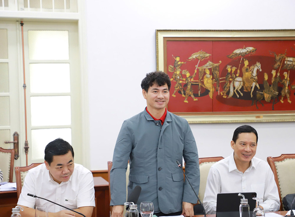 NSND Xuan Bac, Cuc truong Cuc Nghe thuat bieu dien, phat bieu tai hoi thao lay y kien Du thao Bo Quy tac ung xu van hoa tren khong gian mang. Anh: Xuan Truong
