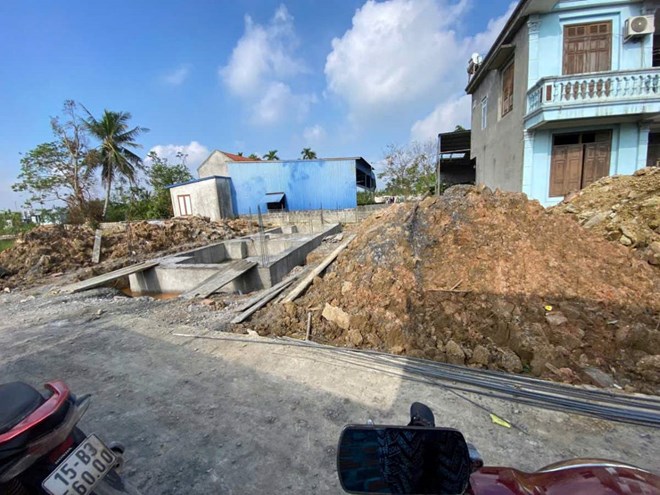 ローンさんは、フーさんがハイフォン市ティエンフオン区の自分の土地に家を建てていることを発見したときの写真を提供した。このプロジェクトは基礎が完成したばかりでした。写真：キャラクター提供