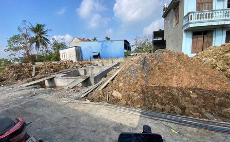 Mrs. Loan creates a poetic image to discover Mr. Huon building a house on his property in the outskirts of Thien Huong, Hai Phong, the project is only a stone's throw away. Photo: The People of the Palace
