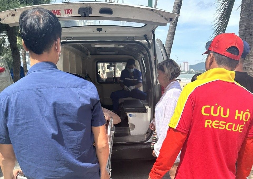 After being rescued by the Rescue Team of Nha Trang Bay Management Board, the victim was transferred to the hospital for medical monitoring. Photo: Phuong Linh