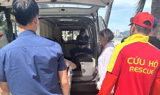 Sau khi được Đội Cứu nạn, cứu hộ thuộc Ban Quản lý Vịnh Nha Trang cứu sống, nạn nhân được chuyển đi bệnh viện để theo dõi y tế. Ảnh: Phương Linh