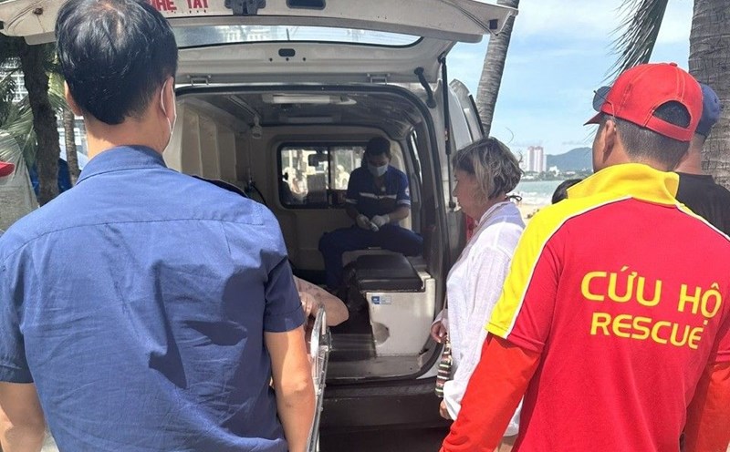 After being rescued by the Rescue Team of Nha Trang Bay Management Board, the victim was transferred to the hospital for medical monitoring. Photo: Phuong Linh