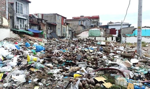 Bãi rác ngổn ngang trong khu chung cư đang giải tỏa ở Hải Phòng. Ảnh: Băng Tâm