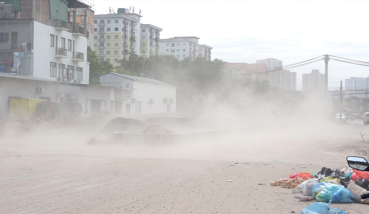 人々は建設現場の粉塵で窒息しており、呼吸器疾患が健康を脅かすのではないかと心配しています。