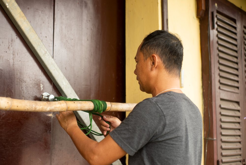 People in Hoi An, Da Nang set up scaffolding and tied up their houses to fight against storm Fengshen. Photo: Thanh Huyen