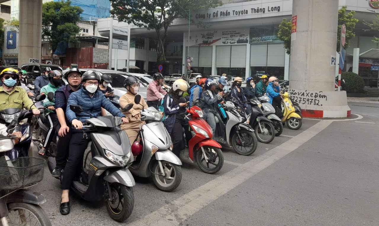 Troi tro lanh, nhieu nguoi dan mac ao khoac khi ra duong hoac su dung o to lam phuong tien di chuyen. Anh: Ngoc Diep