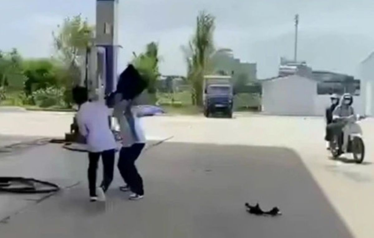 Su viec 2 hoc sinh Truong THPT Dang Thai Mai (xa Quang Binh, tinh Thanh Hoa) xo xat, dung dao dam khien 1 em bi tu vong). Anh: Cat tu video nguoi dan cung cap.
