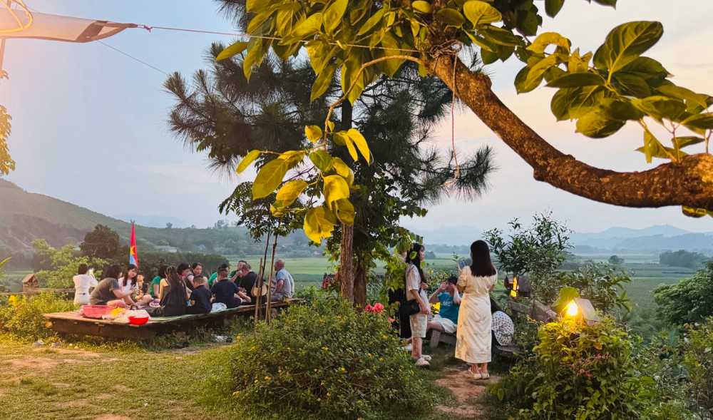 Khong gian quan hoa hop voi thien nhien hoang so.