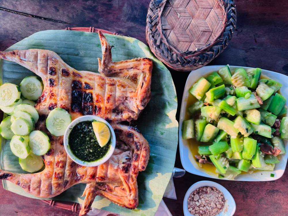 Ga nuong cham muoi cheo la mon an noi tieng nhat o quan.