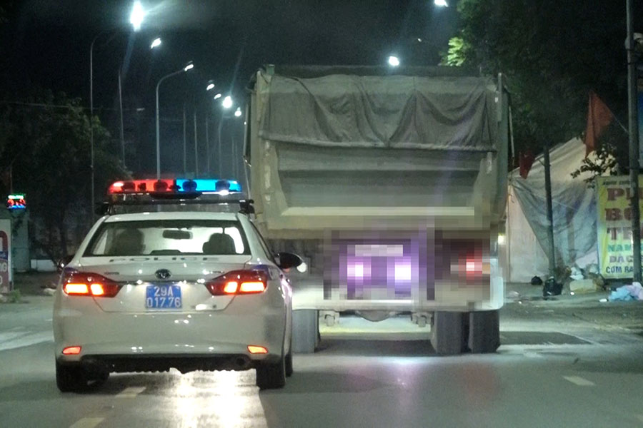 移動パトロール中のハノイ交通警察が過積載車両を道路上で突然停止させた