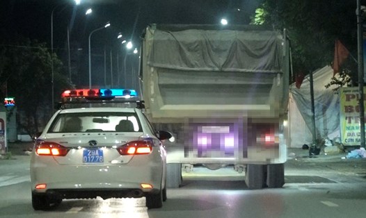 CSGT Hà Nội tuần tra lưu động, bất ngờ chặn dừng xe quá tải chạy trên đường