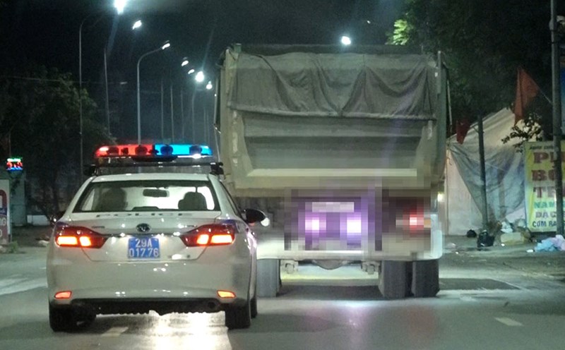 Hanoi Traffic Police patrol mobile, suddenly stop overloaded vehicles on the road