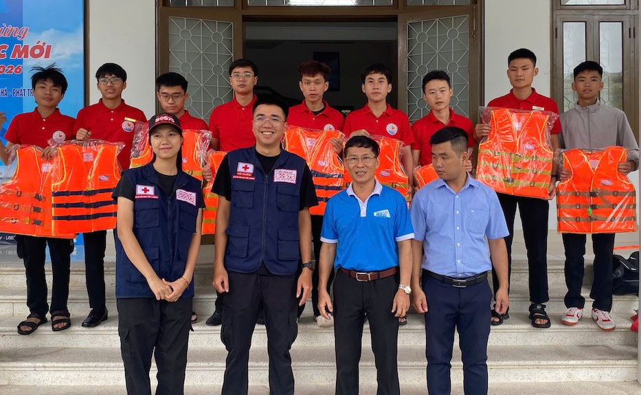 700 life jackets to Hue people before the rainy and stormy season. Photo: Ngo Hien