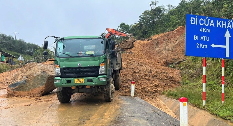 Hien truong sat lo, chia cat duong len cua khau phu Tay Giang - Ka Lum, TP.Da Nang. Anh: Hung Son