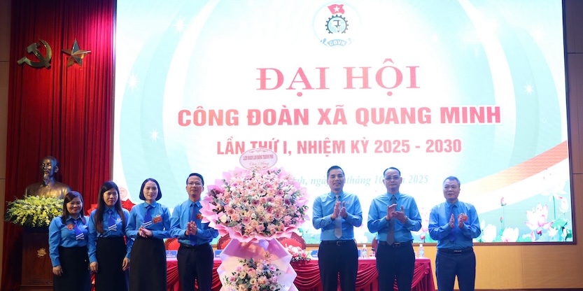 하노이시 노동총연맹 지도부는 2025-2030 임기 동안 Quang Minh 코뮌 노동조합의 첫 번째 대회를 축하했습니다. 설정된 목표 중 하나는 어려운 상황에 처한 조합원의 100%가 적시에 보살핌과 지원을 받도록 노력하는 것입니다. 사진: Ngoc Anh