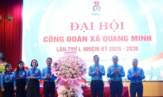 Lãnh đạo LĐLĐ Thành phố Hà Nội chúc mừng Đại hội lần thứ nhất, nhiệm kỳ 2025-2030 Công đoàn xã Quang Minh. Một trong những mục tiêu đề ra là Phấn đấu 100% đoàn viên có hoàn cảnh khó khăn được chăm lo, hỗ trợ kịp thời. Ảnh: Ngọc Ánh