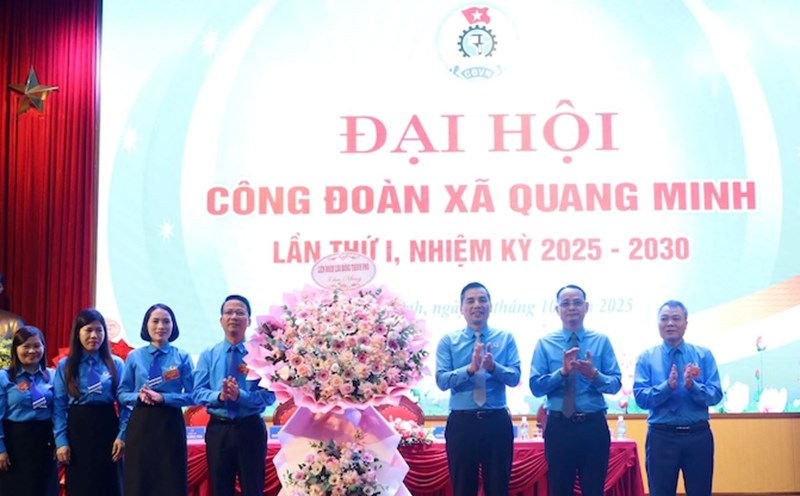 The leaders of the Hanoi City Labor Federation congratulated the first Congress, term 2025-2030 of the Quang Minh Commune Labor Union. One of the set goals is to strive for 100% of union members in difficult circumstances to be cared for and supported in a timely manner. Photo: Ngoc Anh