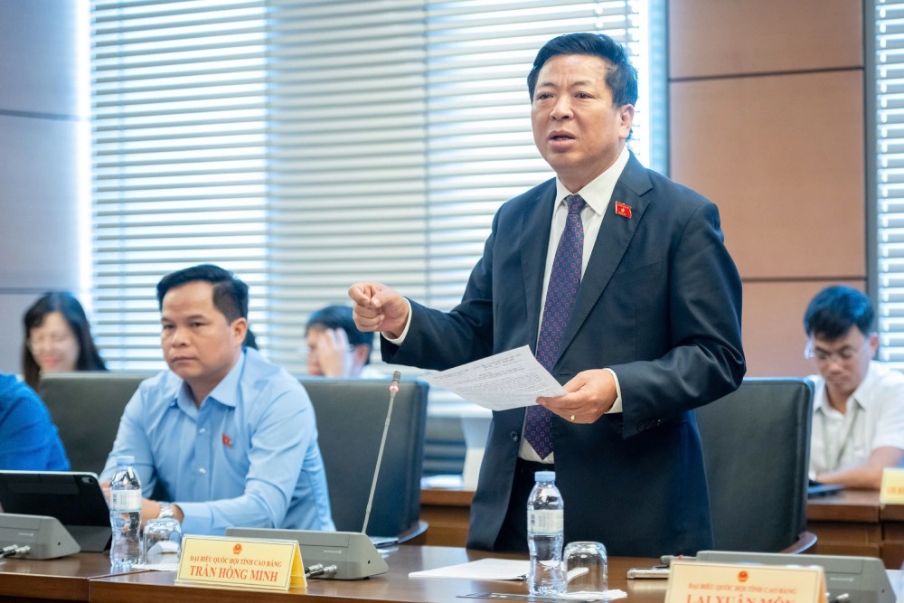 Minister of Construction Tran Hong Minh said that whether civil servants or public employees are committed to the same, there needs to be a common assessment scale. Photo: Pham Dong