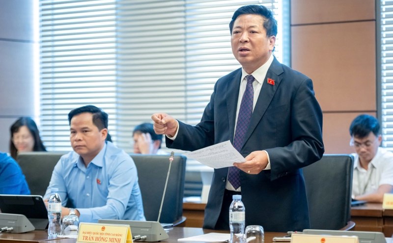 Minister of Construction Tran Hong Minh said that whether civil servants or public employees are committed to the same, there needs to be a common assessment scale. Photo: Pham Dong