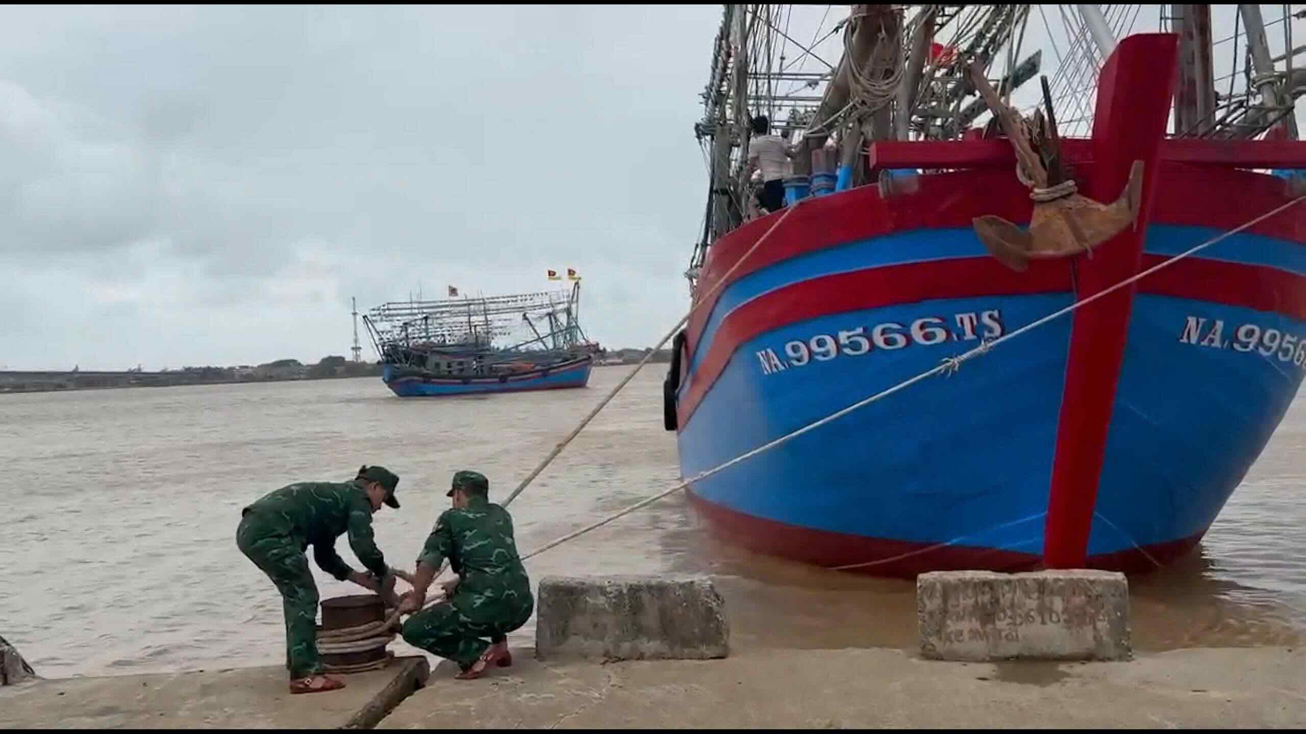 The authorities assisted people in anchoring their boats to avoid storm No. 12. Photo: Border Guard